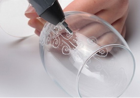 Join master glass artist Dominic Fonde for a Glass Engraving Experience